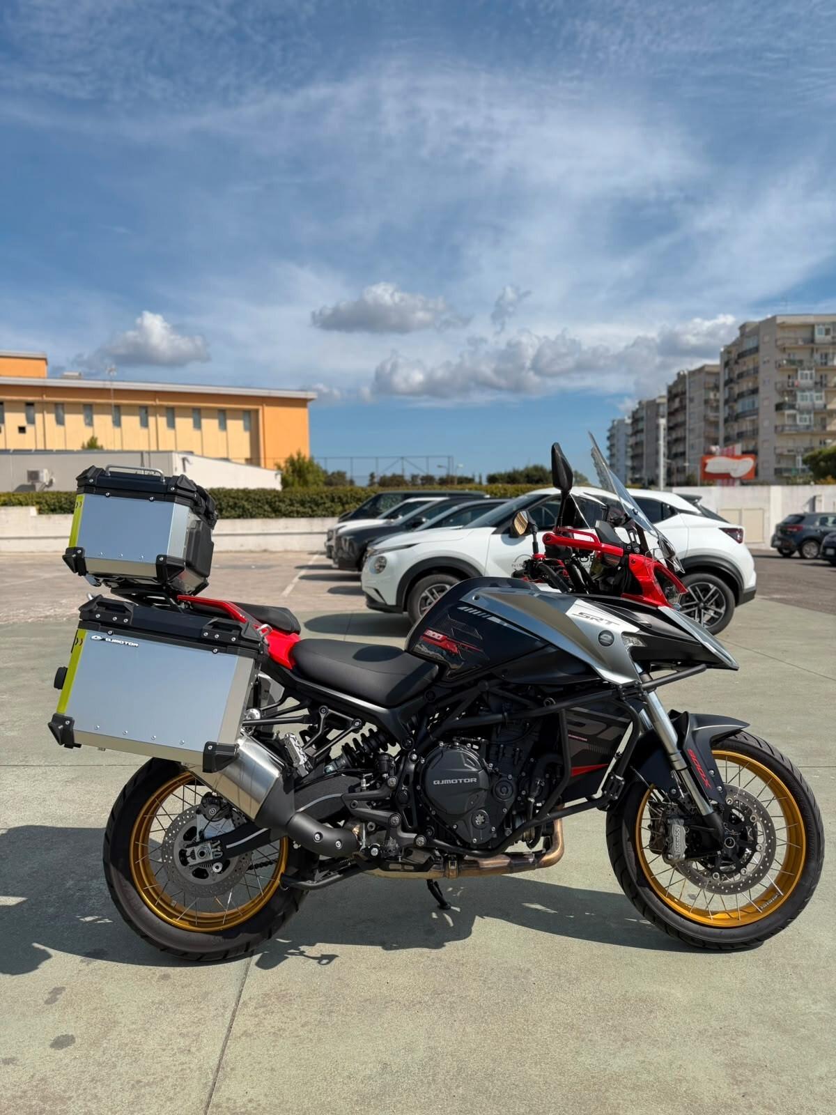QJ MOTOR SRT 900 SX – 3.300 KM – TRIS VALIGIE