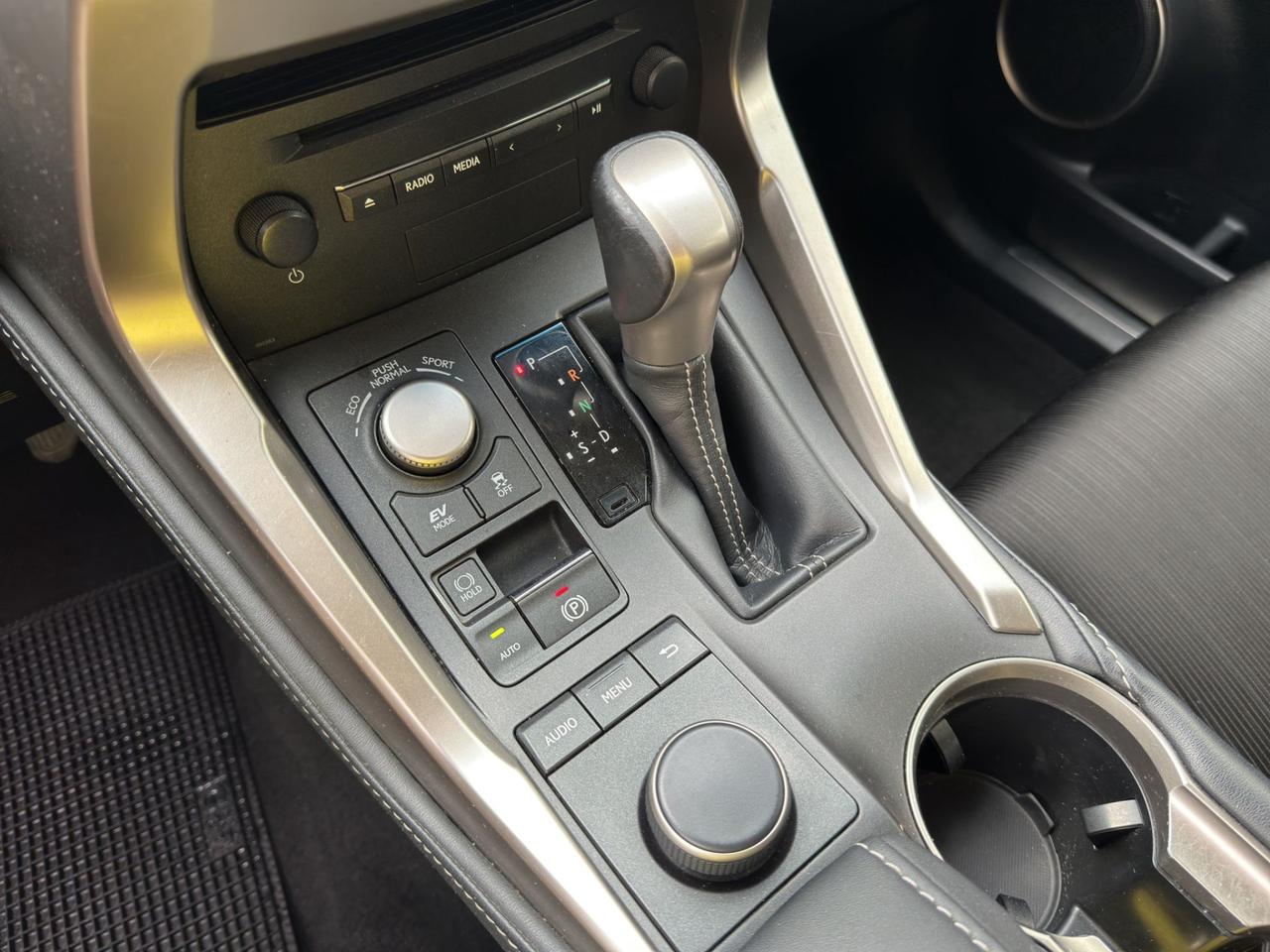 Lexus NX 300h 2.5 Executive 4wd cvt