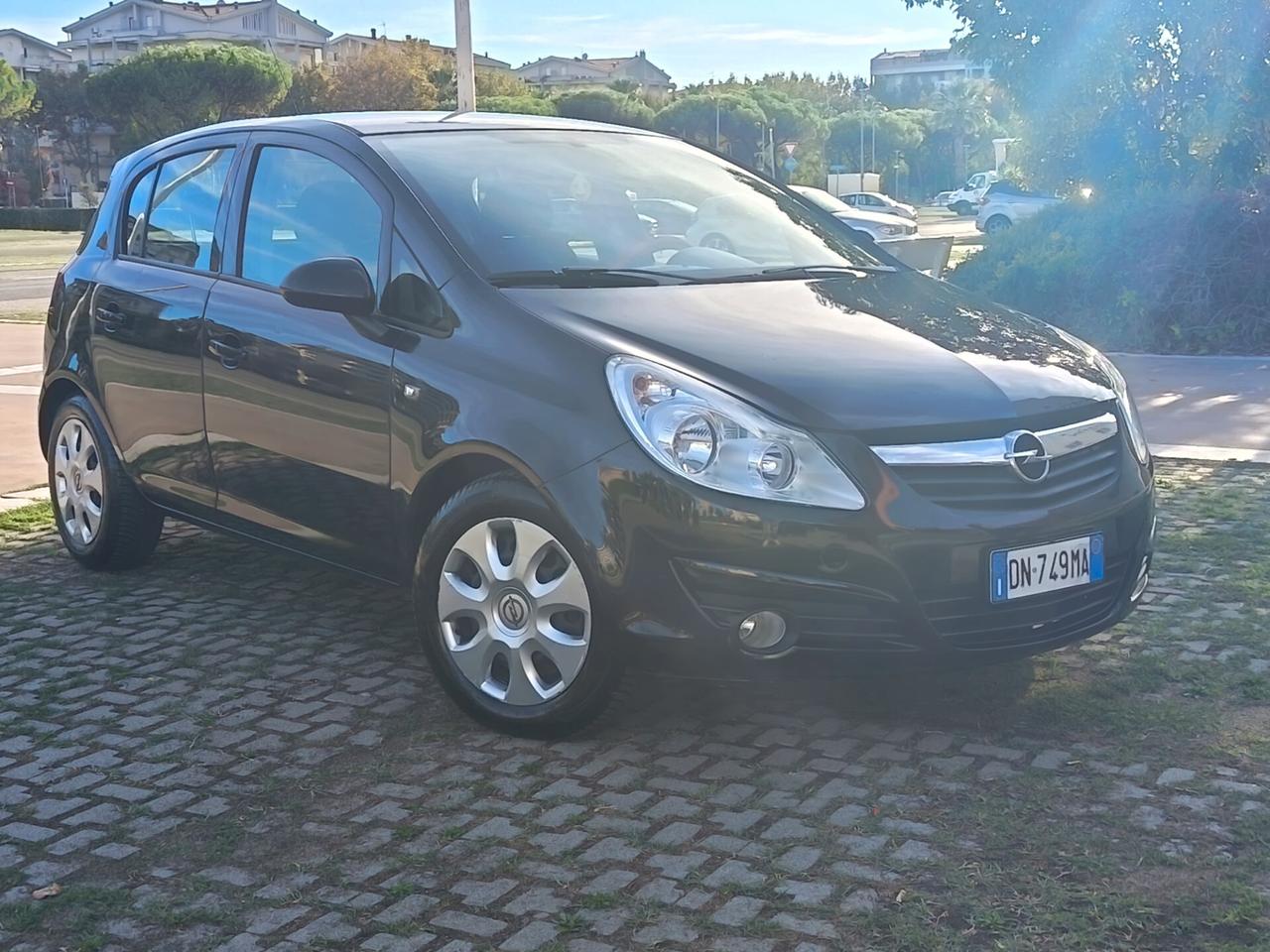 Opel Corsa 1.2 benz neopatentati 150.000km