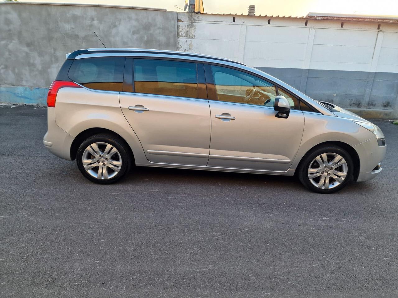 Peugeot 5008 2.0 HDi 150CV Féline