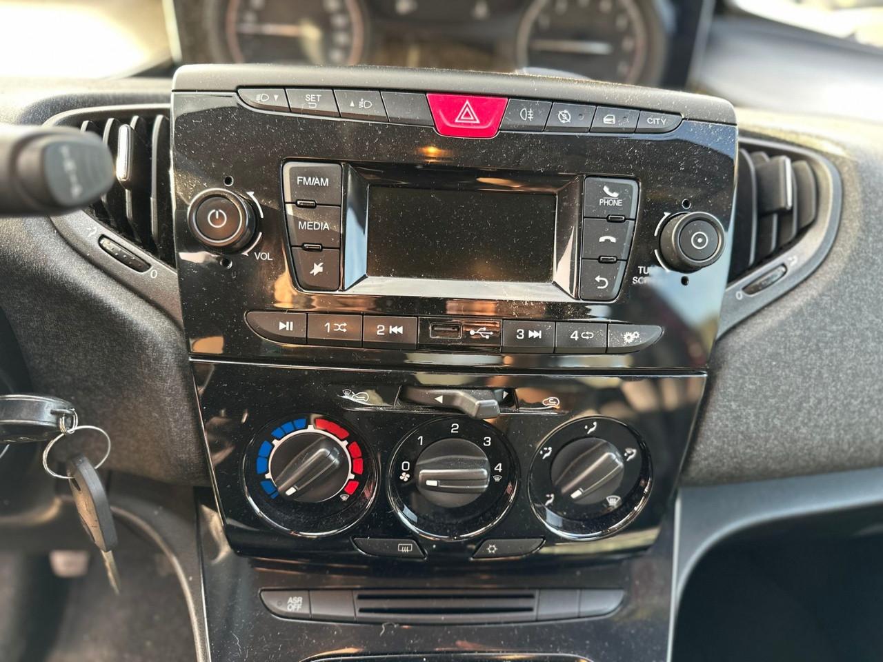 LANCIA Ypsilon 3ª serie - Ypsilon 1.2 69 CV 5 porte Platinum