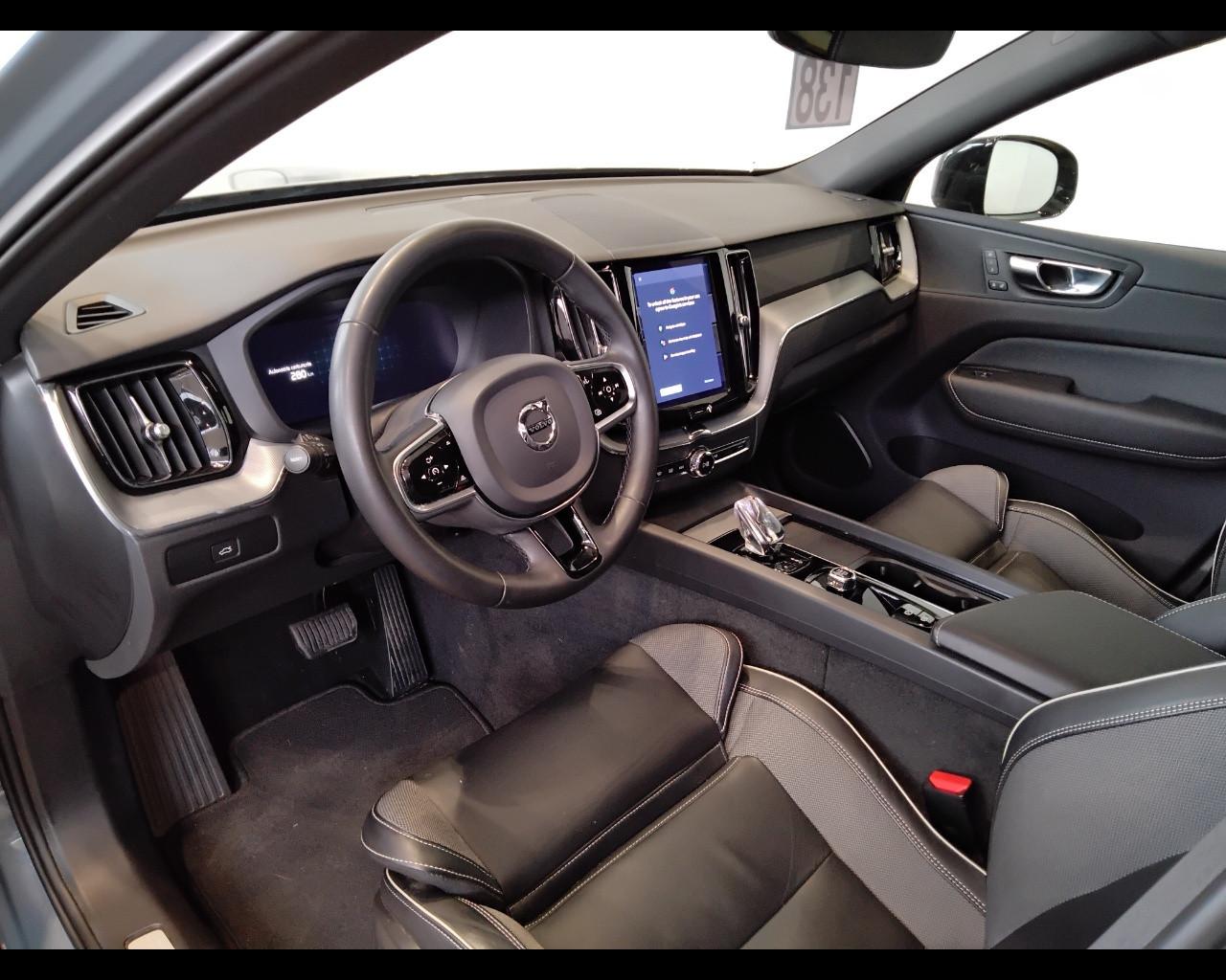 VOLVO XC60 II 2022 - XC60 2.0 b4 Plus Dark auto