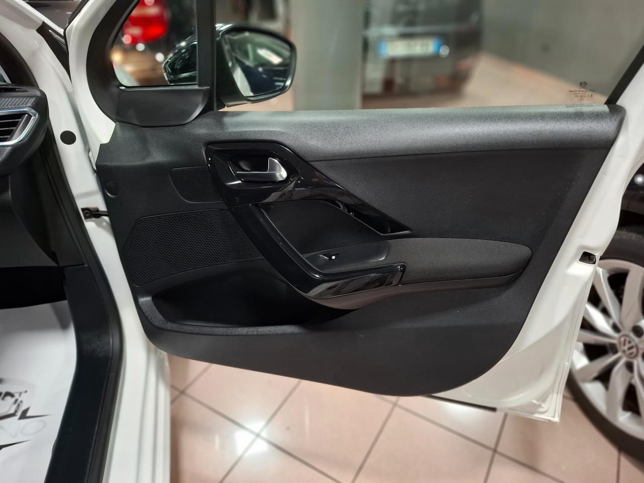 Peugeot 208 1.2 benzina Neopatentati