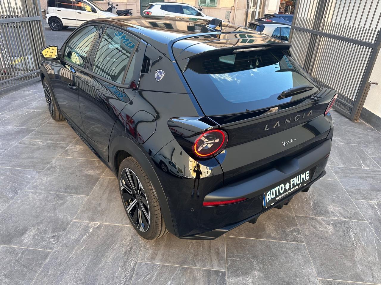 Lancia Ypsilon Hybrid e-DCT Edizione Cassina