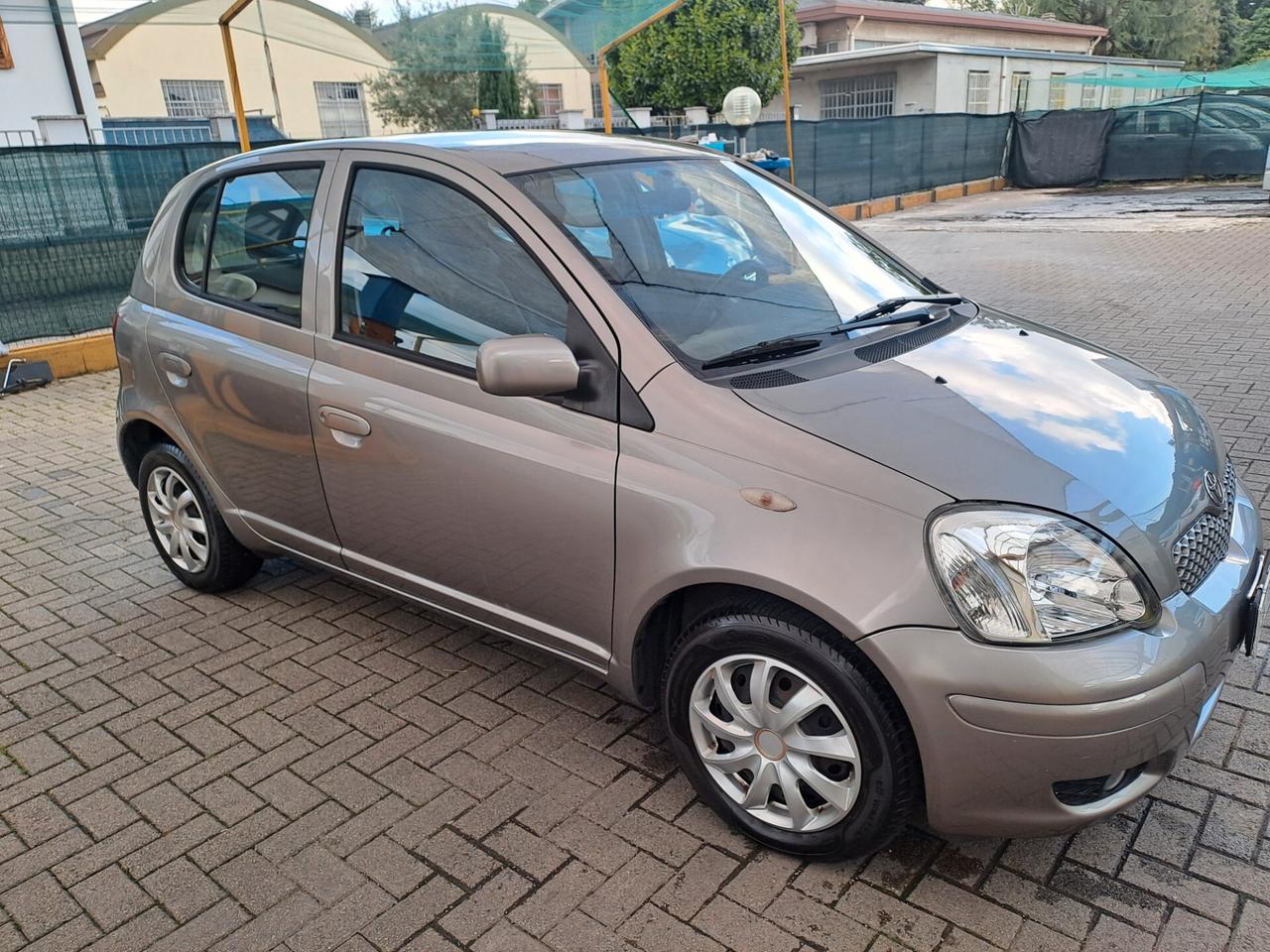 Toyota Yaris 1.3i 16V cat 5 porte Sol