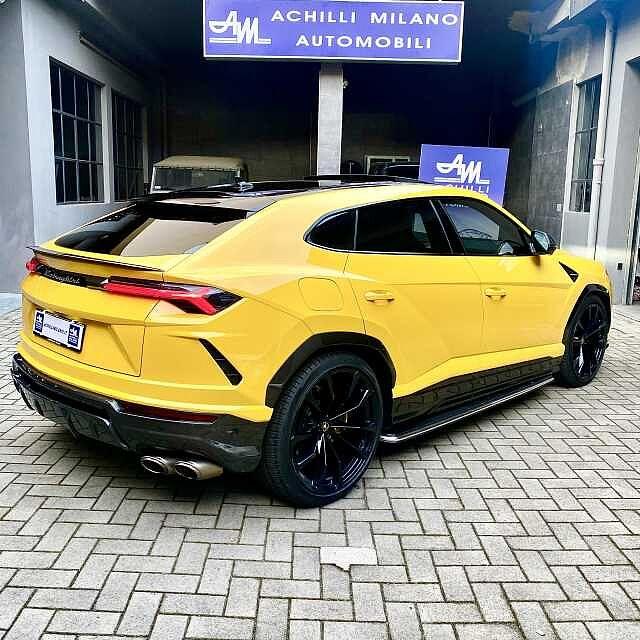 Lamborghini Urus 4.0 AKRAPOVIC FULL CARBO