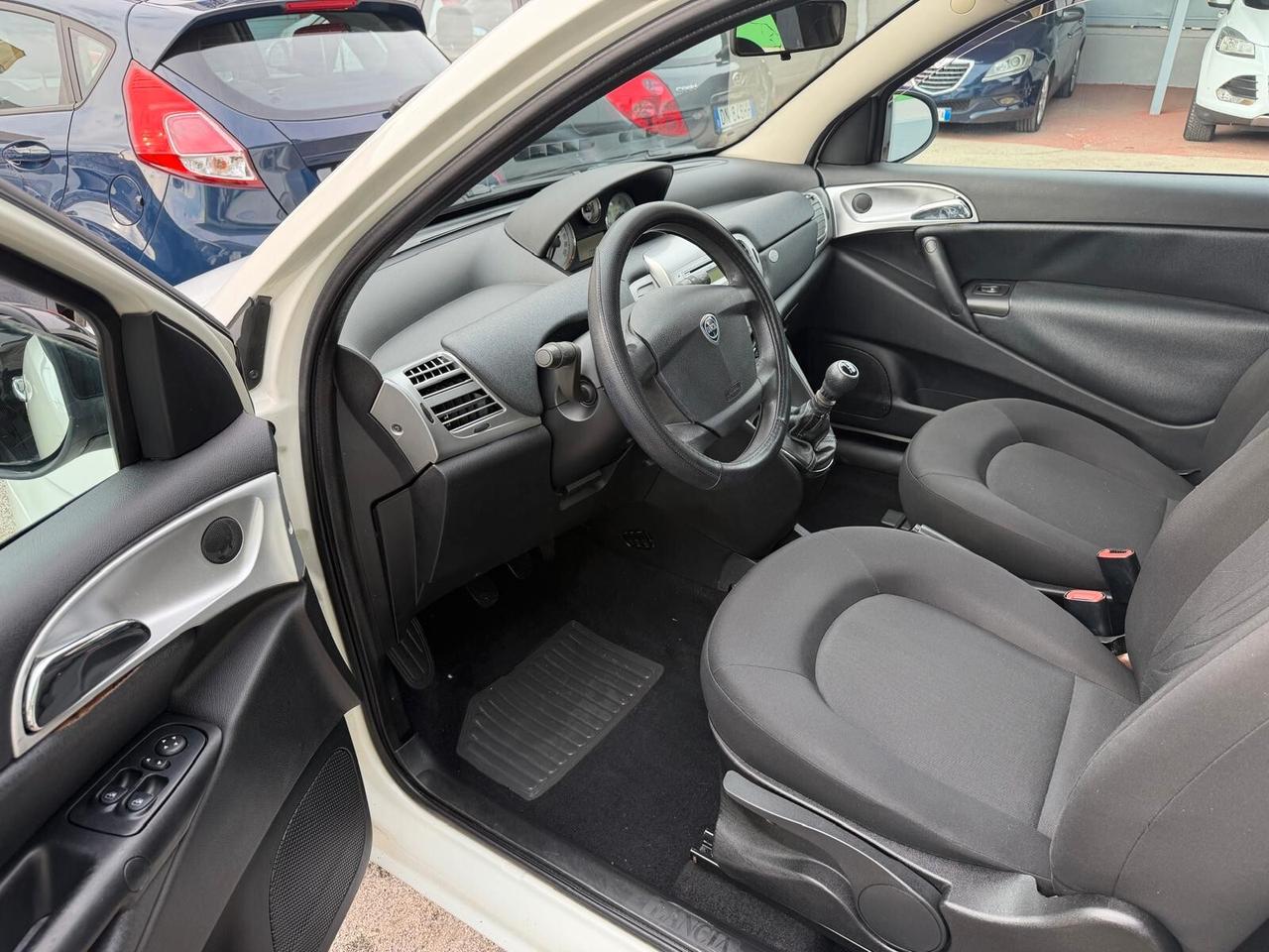 Lancia Ypsilon 1.3 MJT 75 CV Unyca
