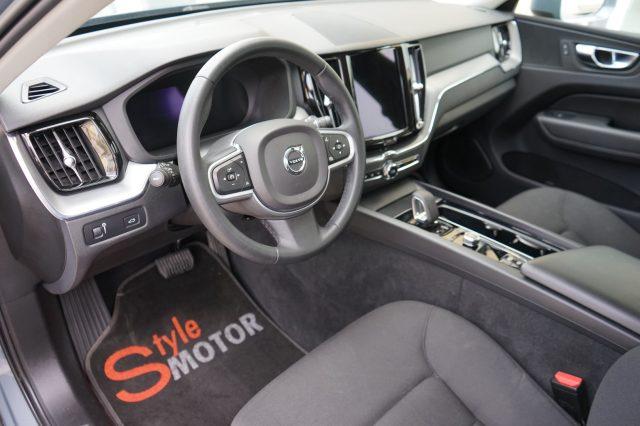 VOLVO XC60 B4 (d) automatico Momentum AWD UFFICIALE