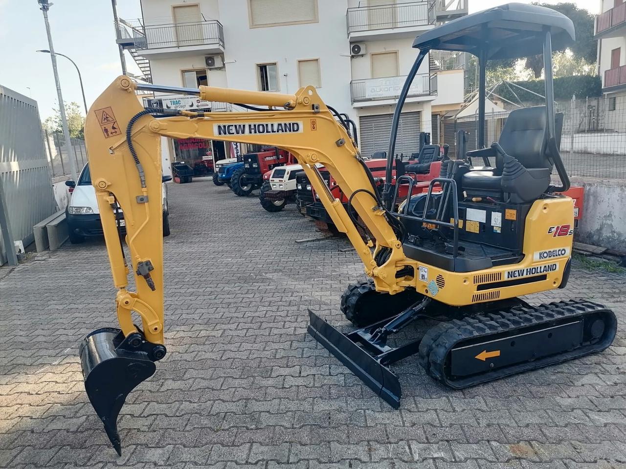 Escavatore Seminuovo New-Holland E18 SR (18 Quintali)