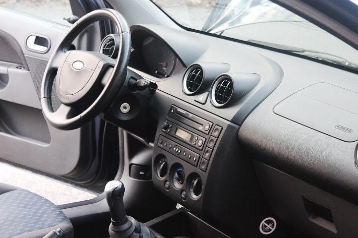 Ford Fiesta 1.2ie Zetec estetica da vetrina tagliandi documentati in Ford