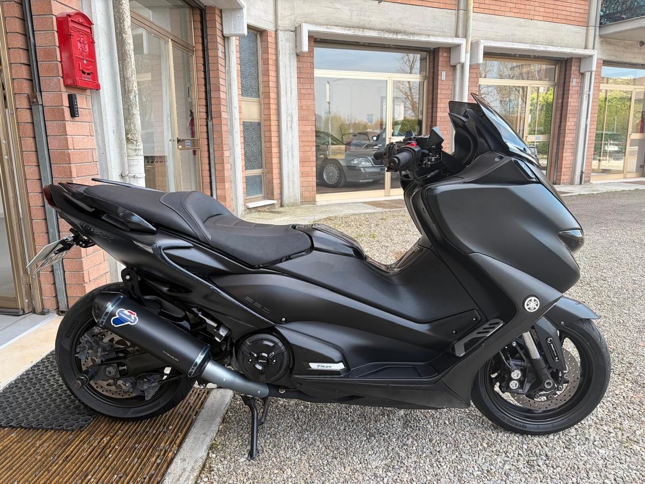 Yamaha TMAX 560 TOTAL BLACK PERMUTE