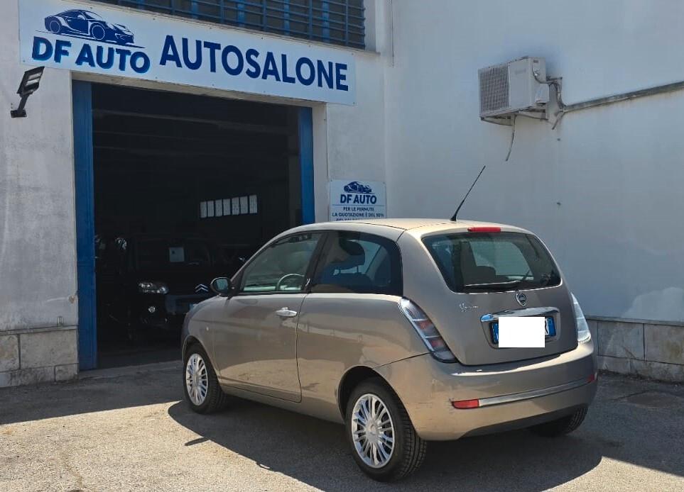 Lancia Ypsilon 1.3 MJT 75 CV Versus
