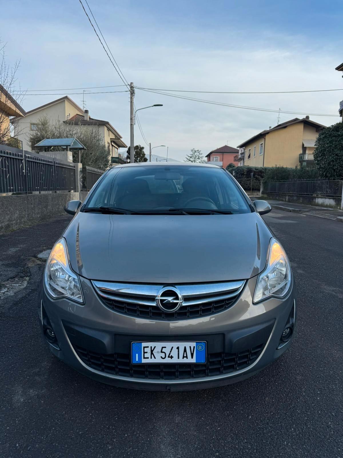Opel Corsa 1.2 5 porte Cosmo OK NEOPATENTATI