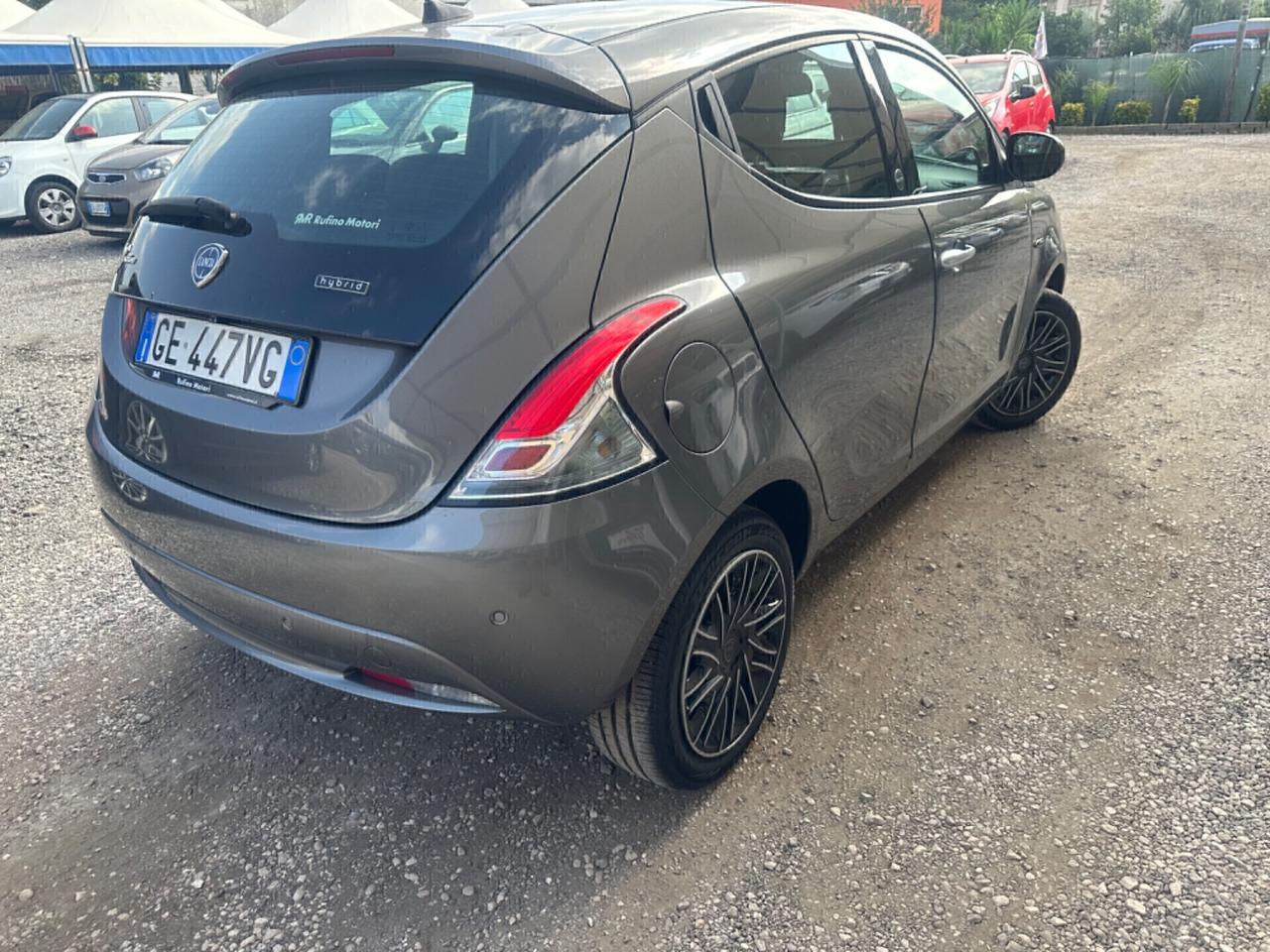 Lancia Ypsilon 1.0 FireFly 5 porte S&S Hybrid Ecochic Silver