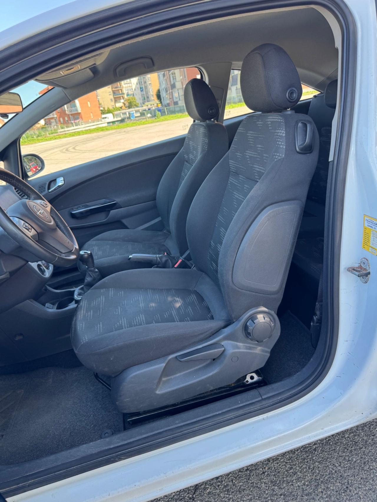 Opel Corsa 1.2 3 porte b-color