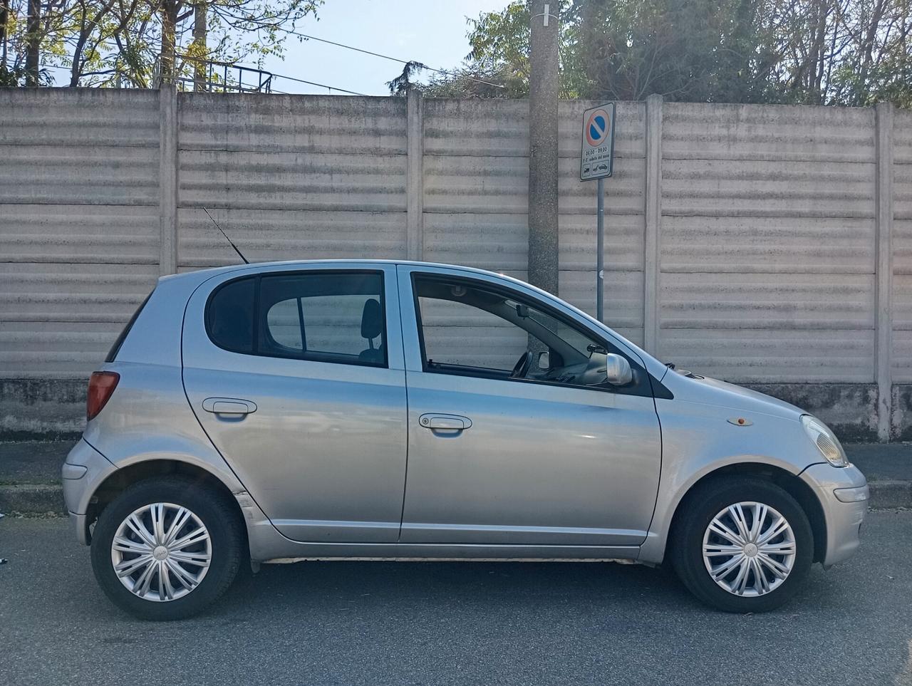 Toyota Yaris 1.0i 16V cat 5 porte Neopatentati