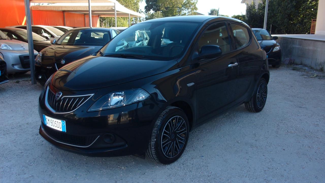 Lancia Ypsilon 1.0 FireFly 5 porte S&S Hybrid Silver