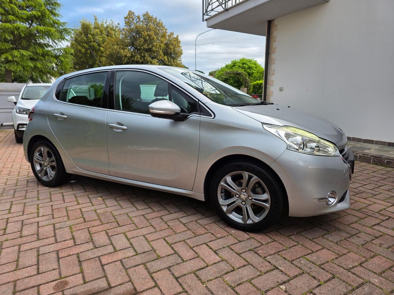 Peugeot 208 1.4 HDi 68 CV 5 porte Allure