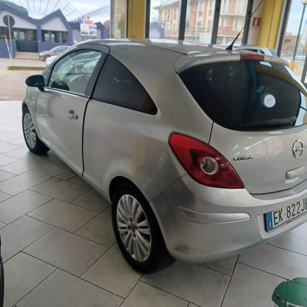 NEOPATENTATI BENZINA/GPL CORSA 1.2