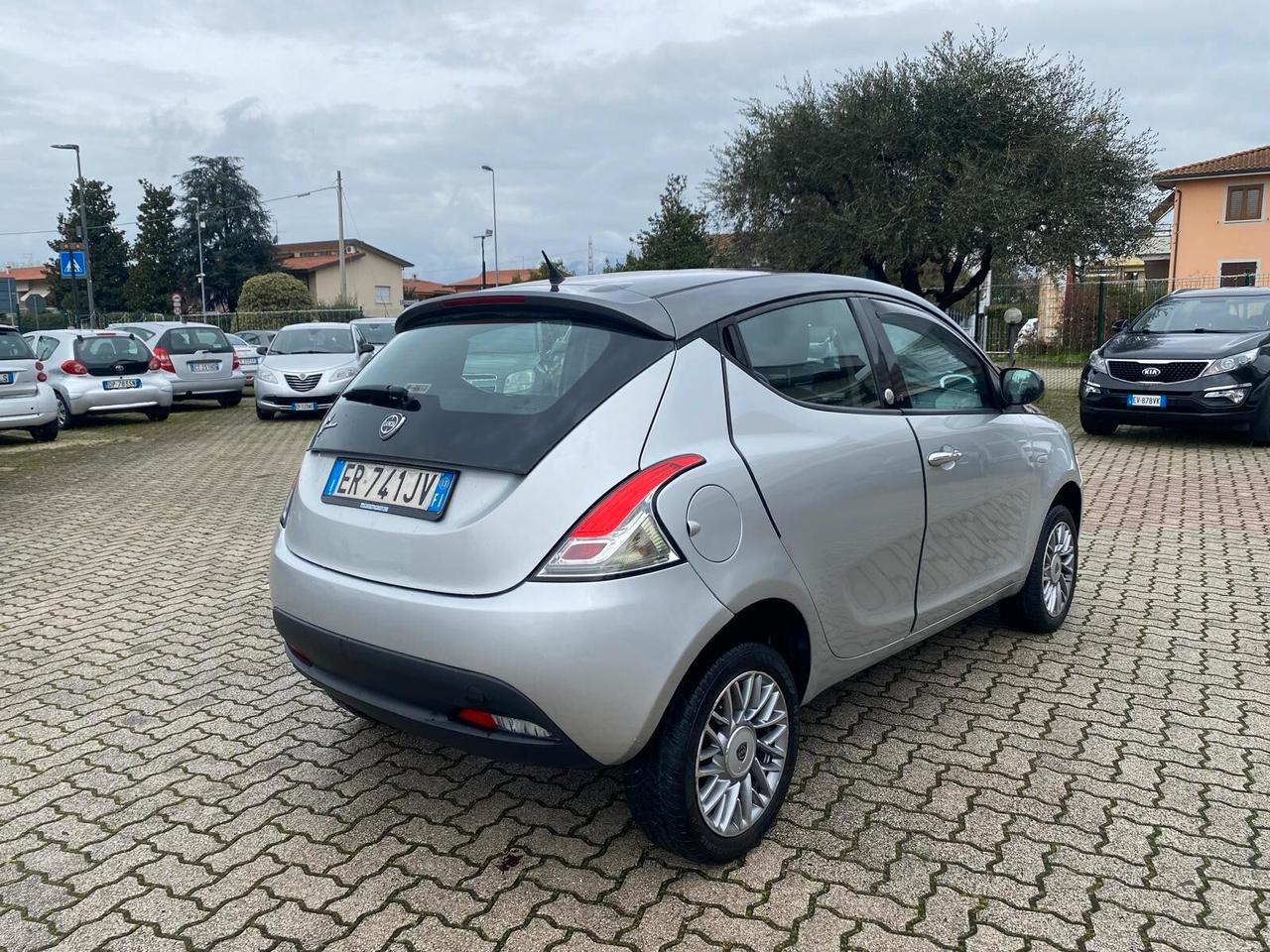 Lancia Ypsilon 0.9 TwinAir 80 CV 5 porte Metano Ecochic Silver