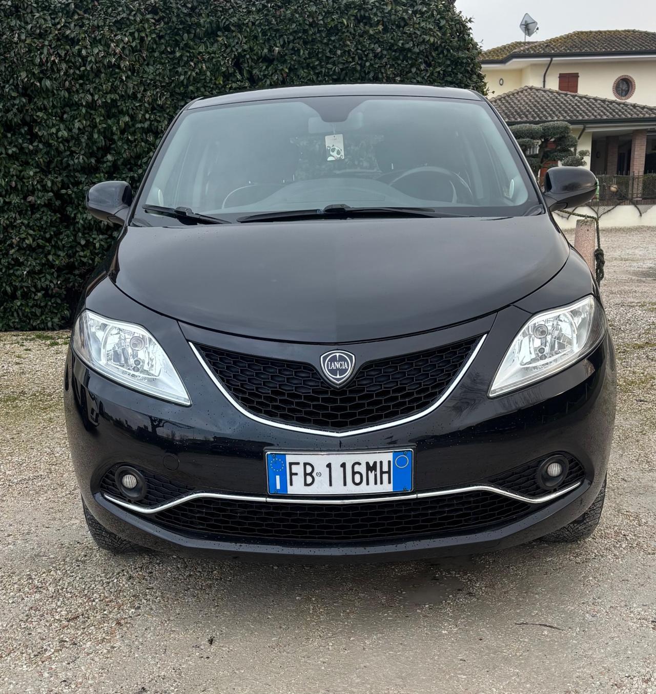 Lancia Ypsilon 0.9 TwinAir 85 CV 5 porte Metano Ecochic Silver