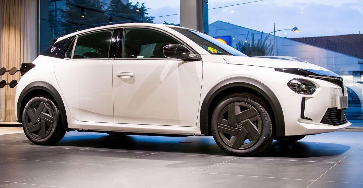 Lancia Ypsilon Hybrid e-DCT AUTO A NOLEGGIO