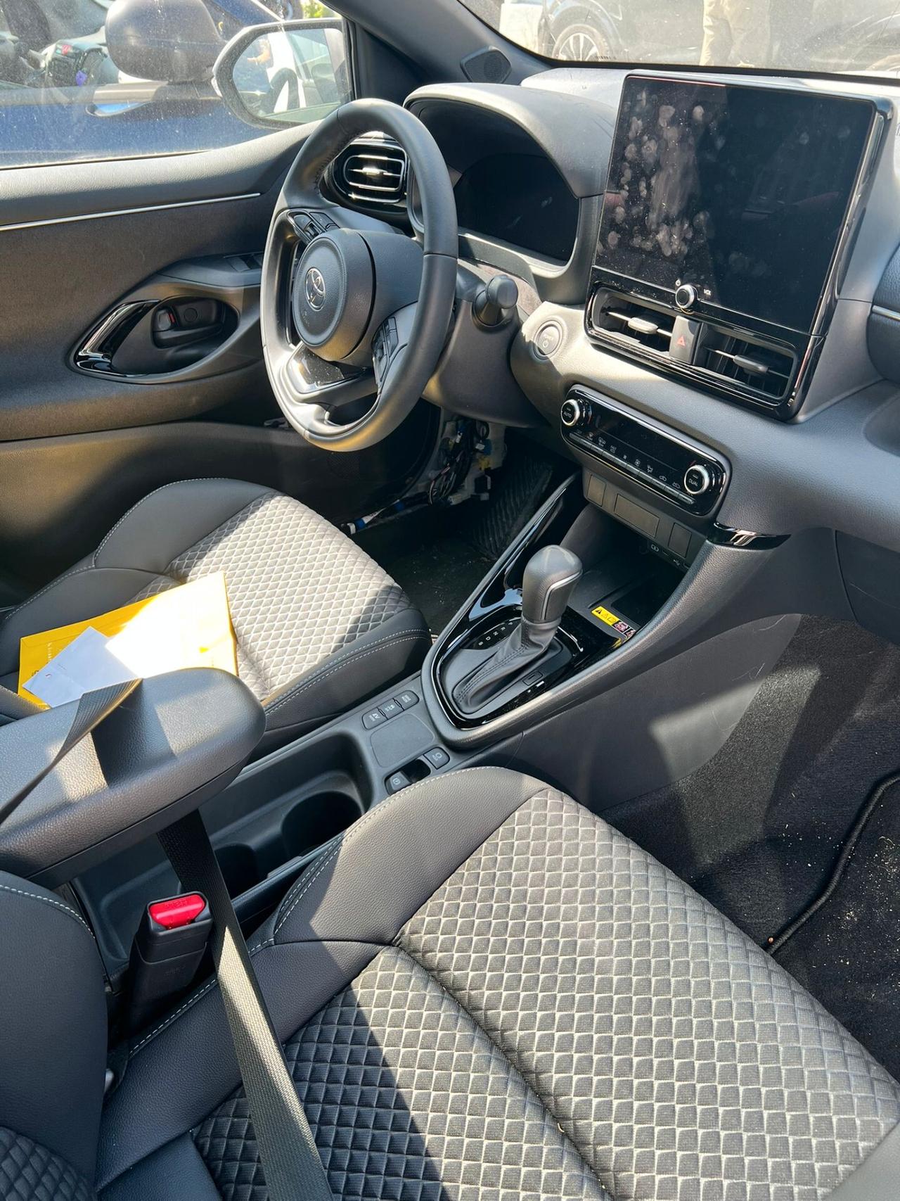 Toyota Yaris HYBRID FULL OPTIONAL