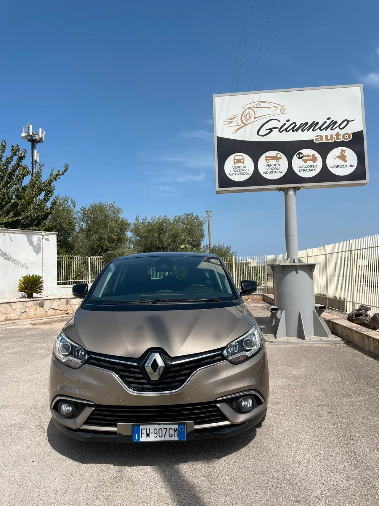 RENAULT GRAND SCENIC Blue dCi 120 CV Initiale Paris