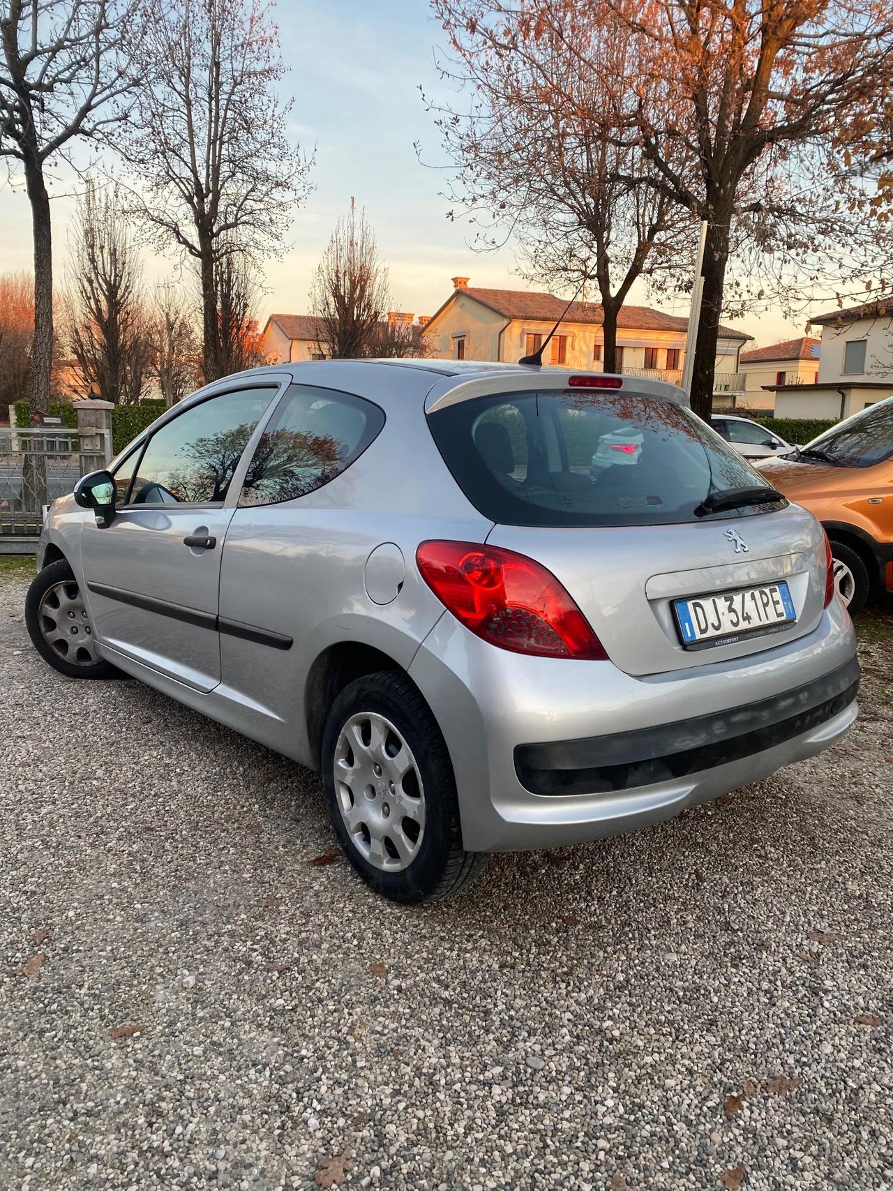 Peugeot 207 1.4 8V 75CV 3p. ONE Line