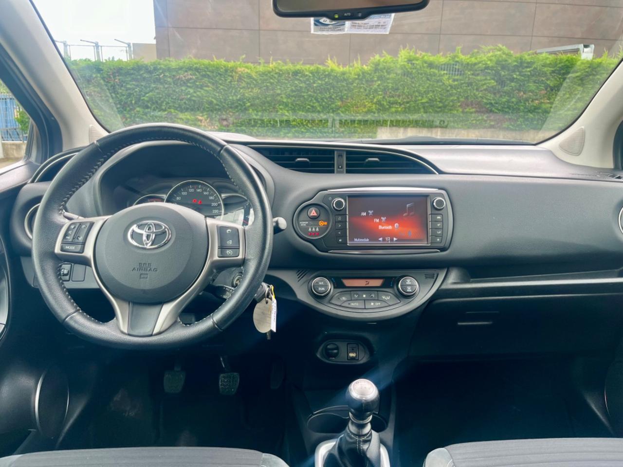 Toyota Yaris 1.3benz 2015 90.000km perfetta per neopatentati