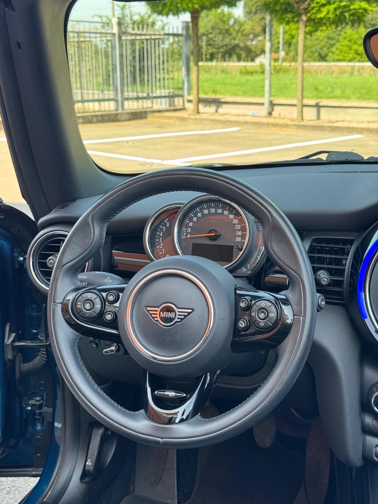 Mini 1.5 benzina One Cabrio si neopatentati