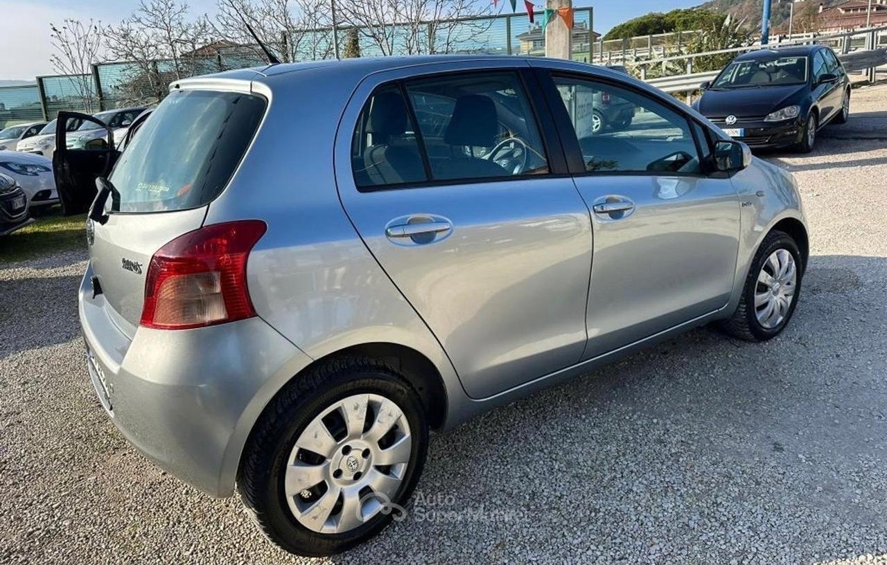 Toyota yaris 5porte 1.0 benzina NEOPATENTATi