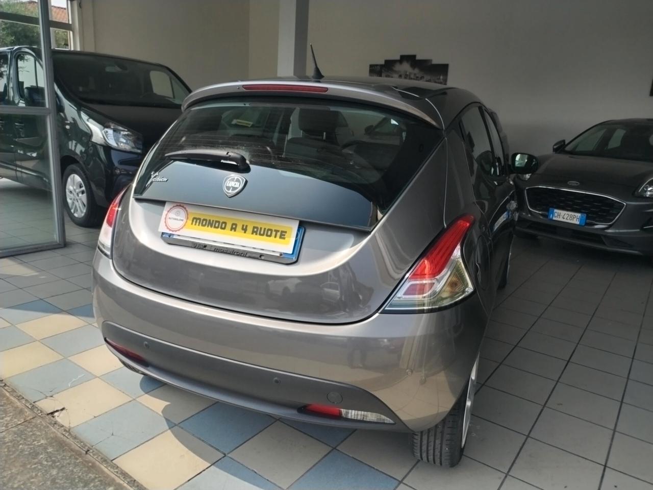 Lancia Ypsilon 1.2 69 CV 5 porte Silver