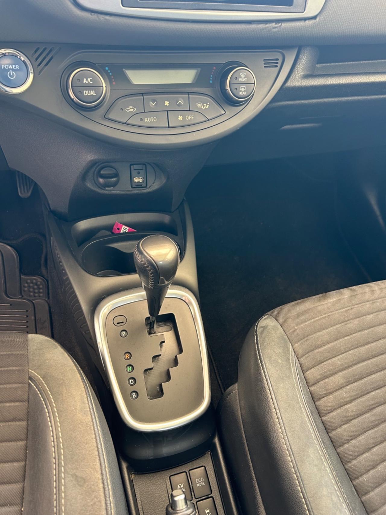 Toyota Yaris 1.5 Hybrid 5 porte by Glamour