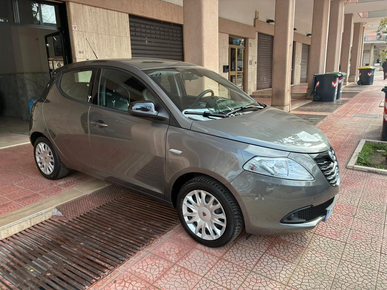 Lancia Ypsilon 1.2 benzina 5p garantita-15