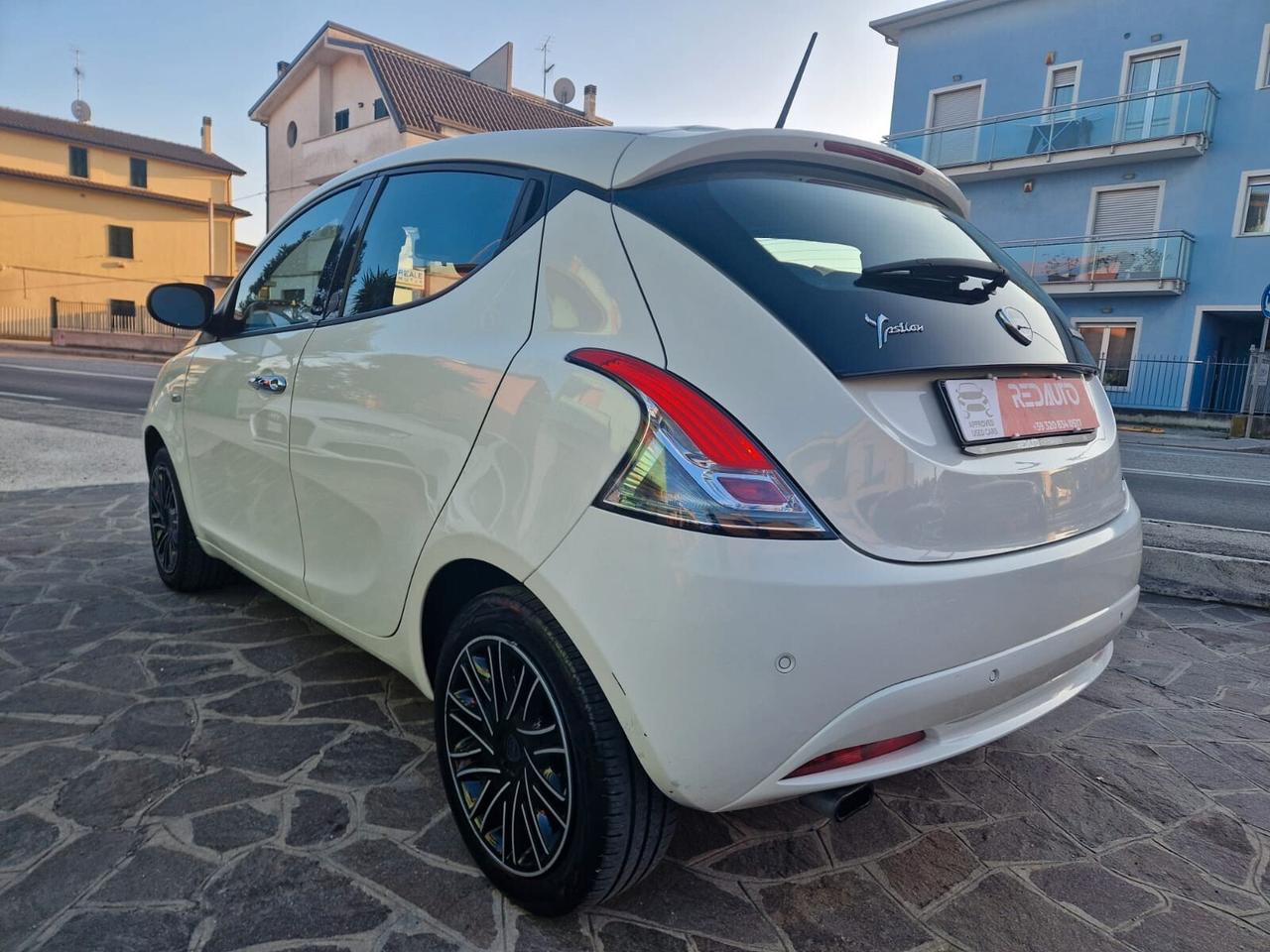 Lancia Ypsilon 1.0 FireFly 5 porte S&S Hybrid Ecochic Gold