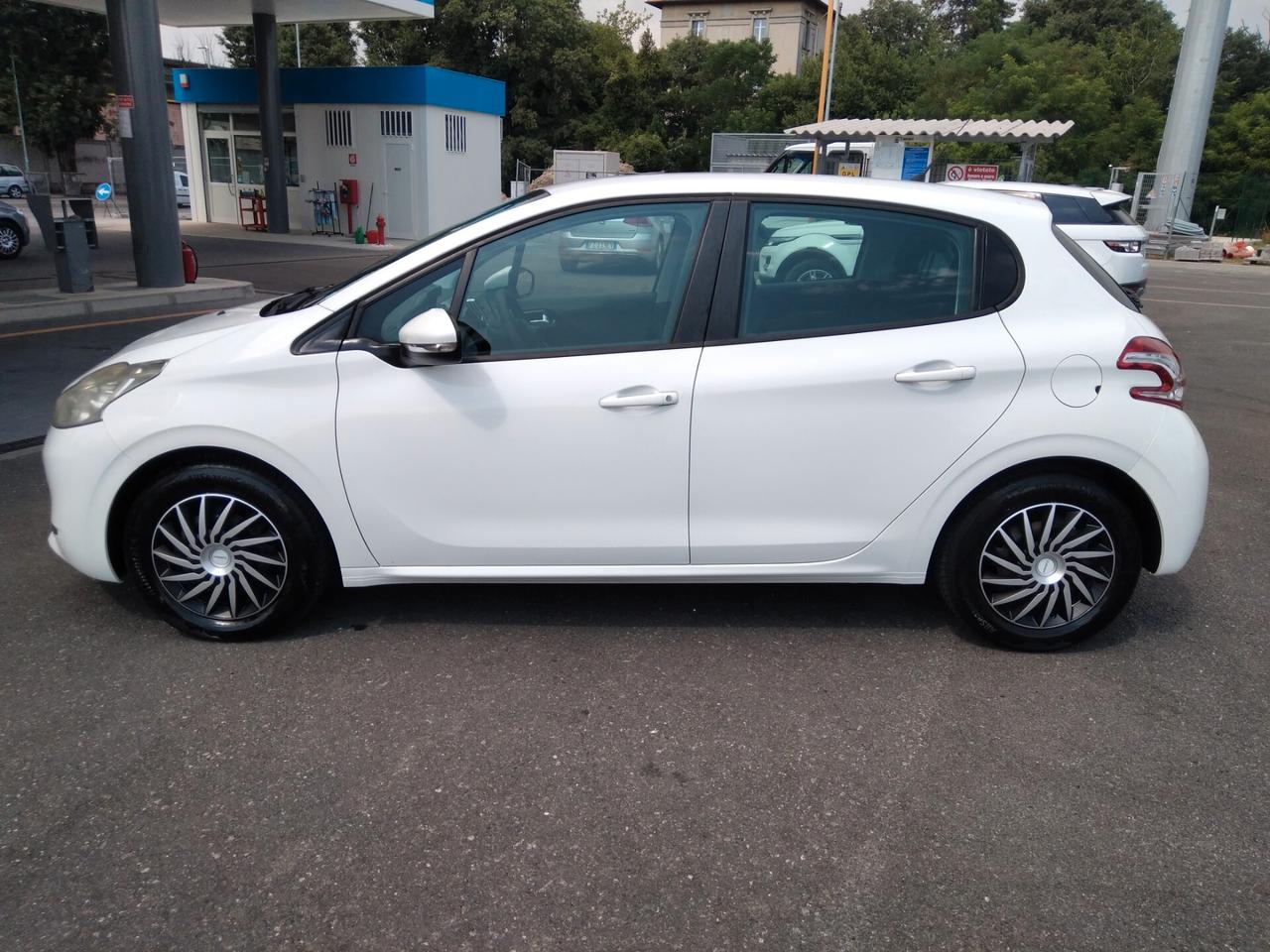 Peugeot 208 1.4 HDi 68 CV 5 porte Allure x neopatentati