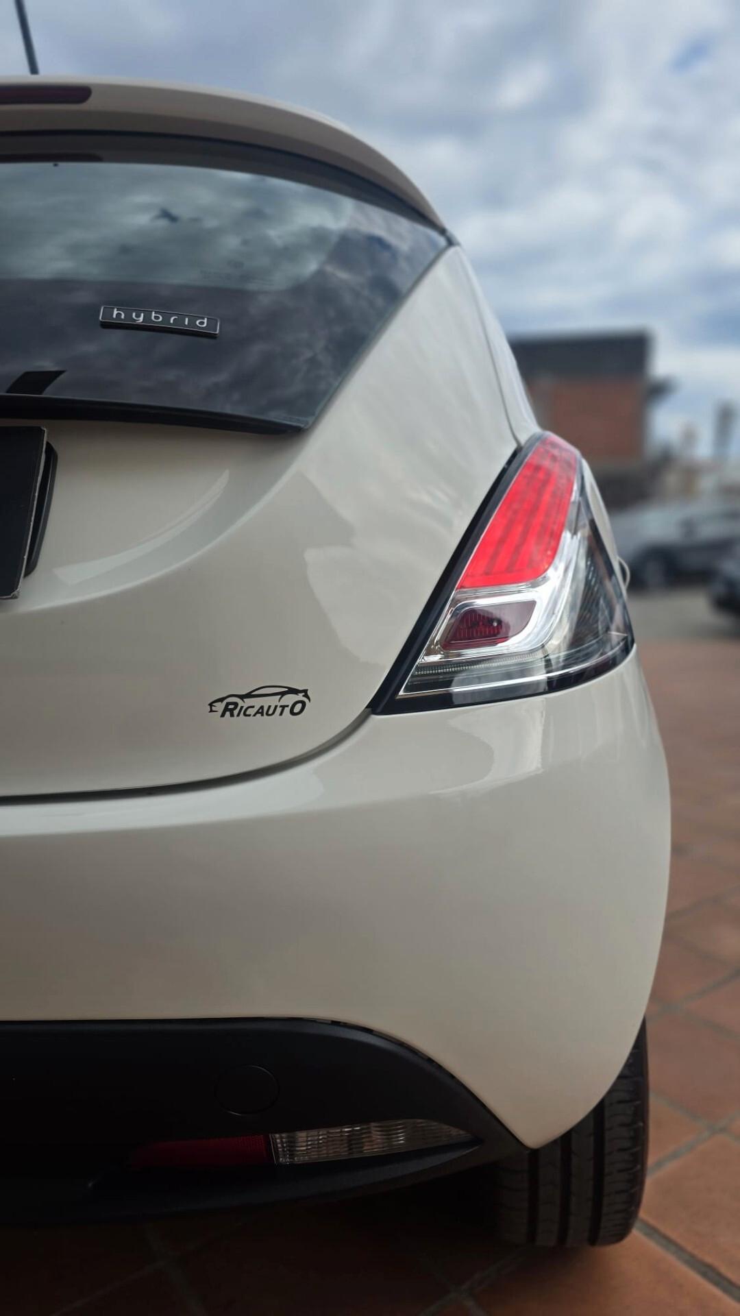 Lancia Ypsilon 1.0 FireFly 5 porte S&S Hybrid Ecochic Silver