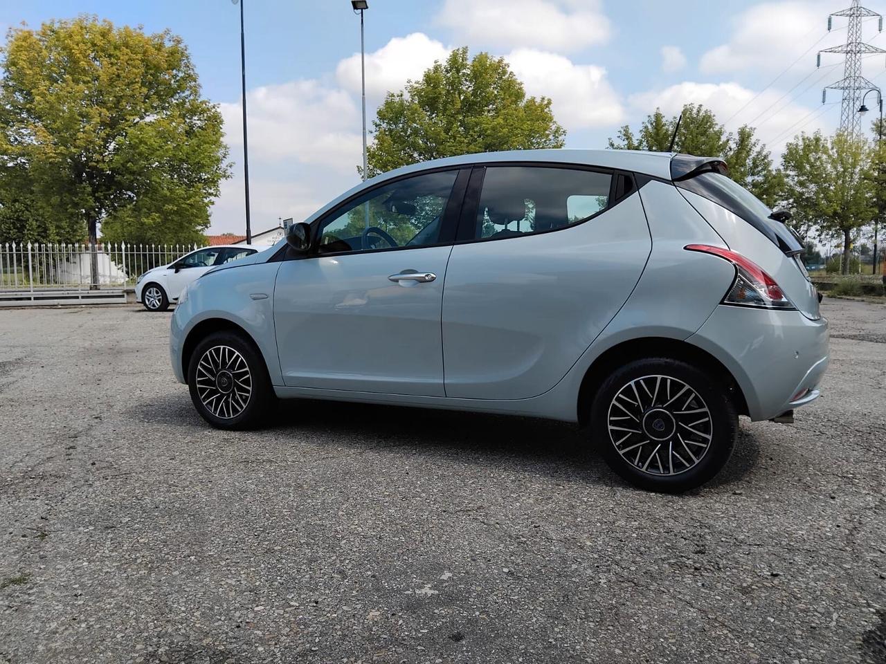 Lancia Ypsilon 1.0 FireFly 5 porte S&S Hybrid Platino