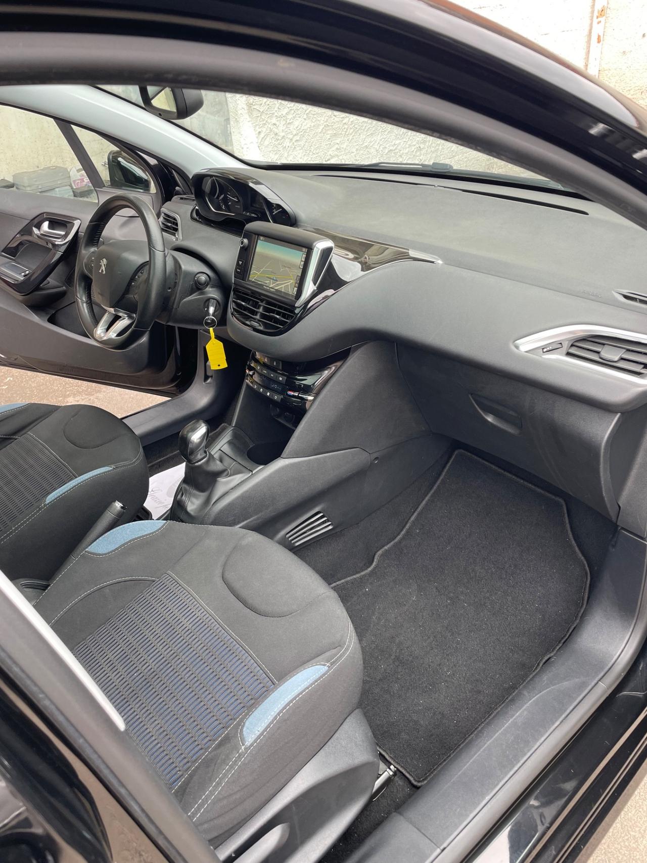 Peugeot 208 1.4 HDi 68 CV 5 porte Allure tetto nav gomme nuove