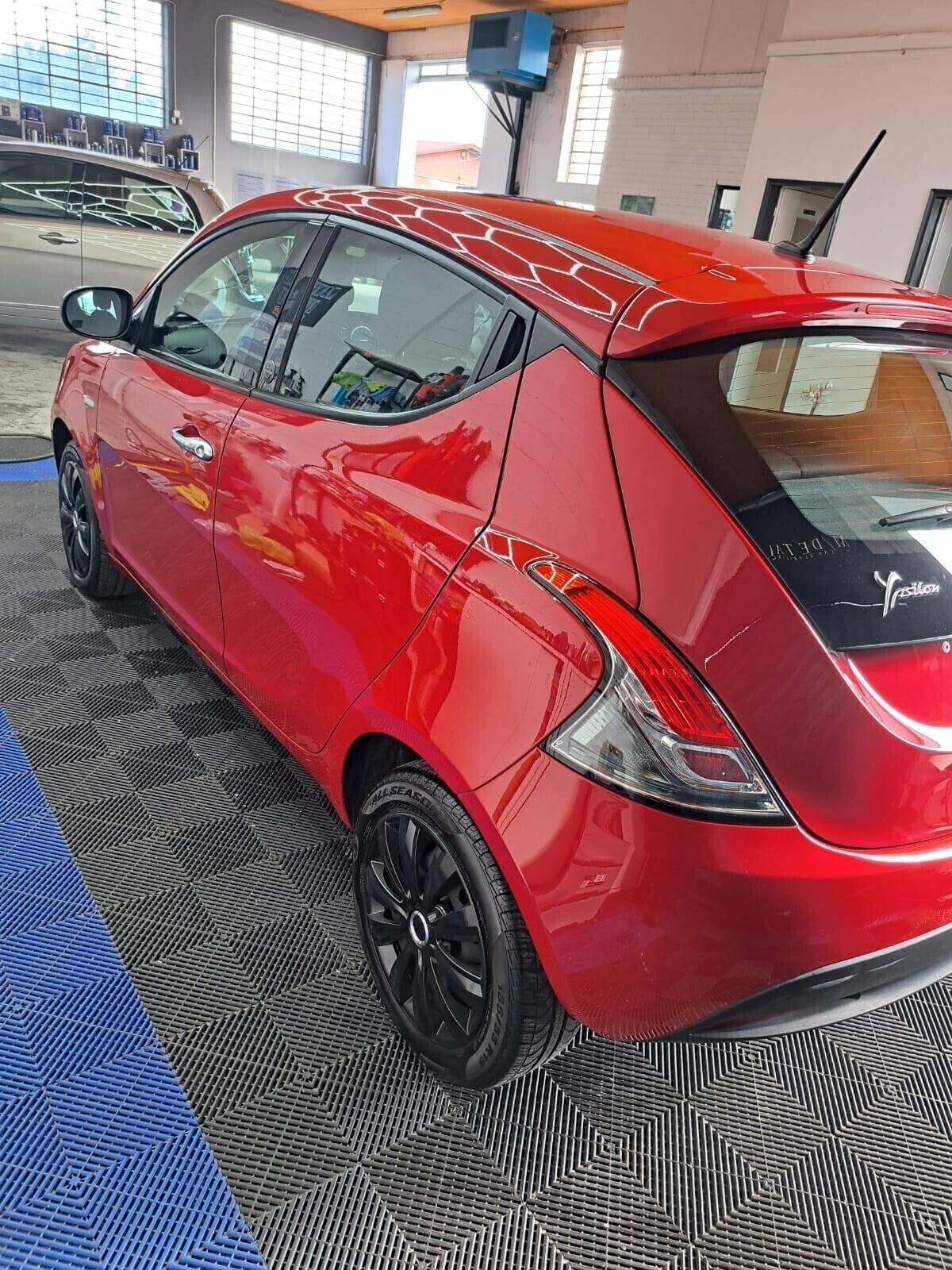 Lancia Ypsilon 1.0 FireFly 5 porte S&S Hybrid Ecochic Silver