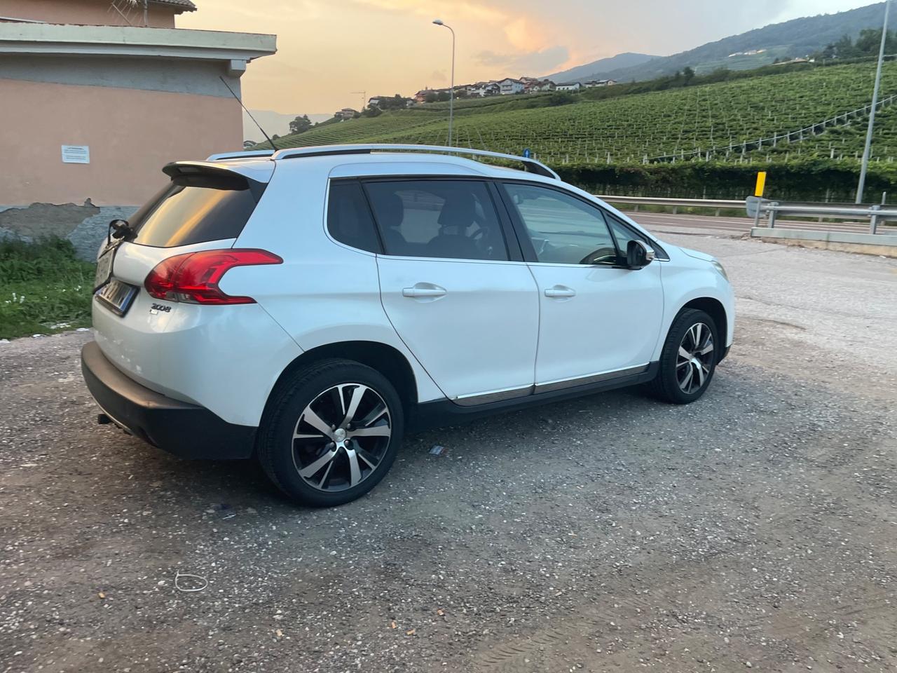 Peugeot 2008 1.6 e-HDi 115 CV Stop&Start Féline SI NEOPATENTATI