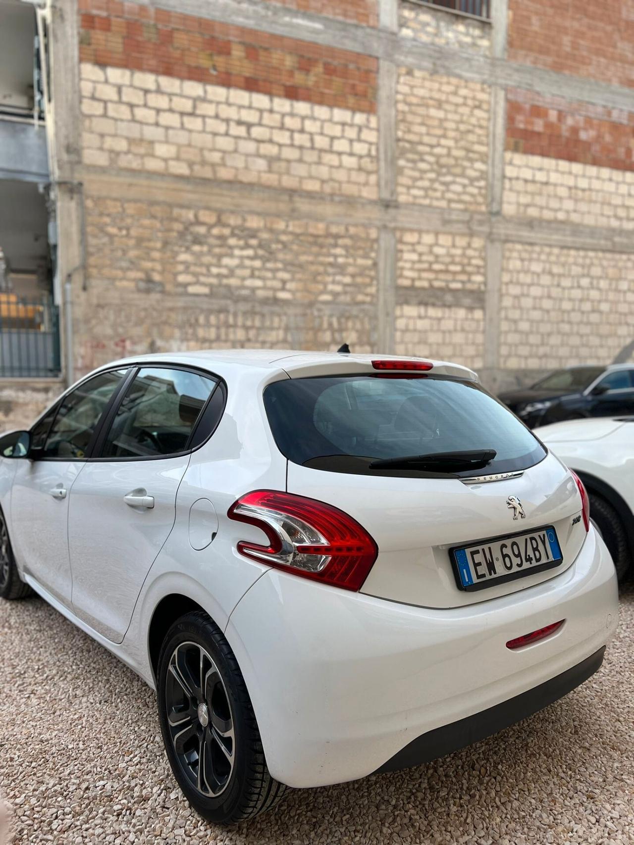 Peugeot 208 1.4 HDi 68 CV 5 porte Allure
