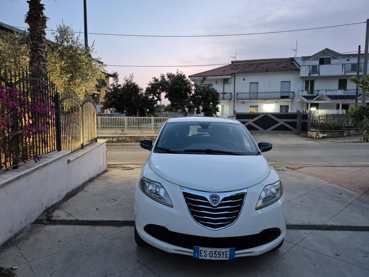 Lancia Ypsilon 0.9 TwinAir 85 CV 5 porte Metano Ecochic Elle