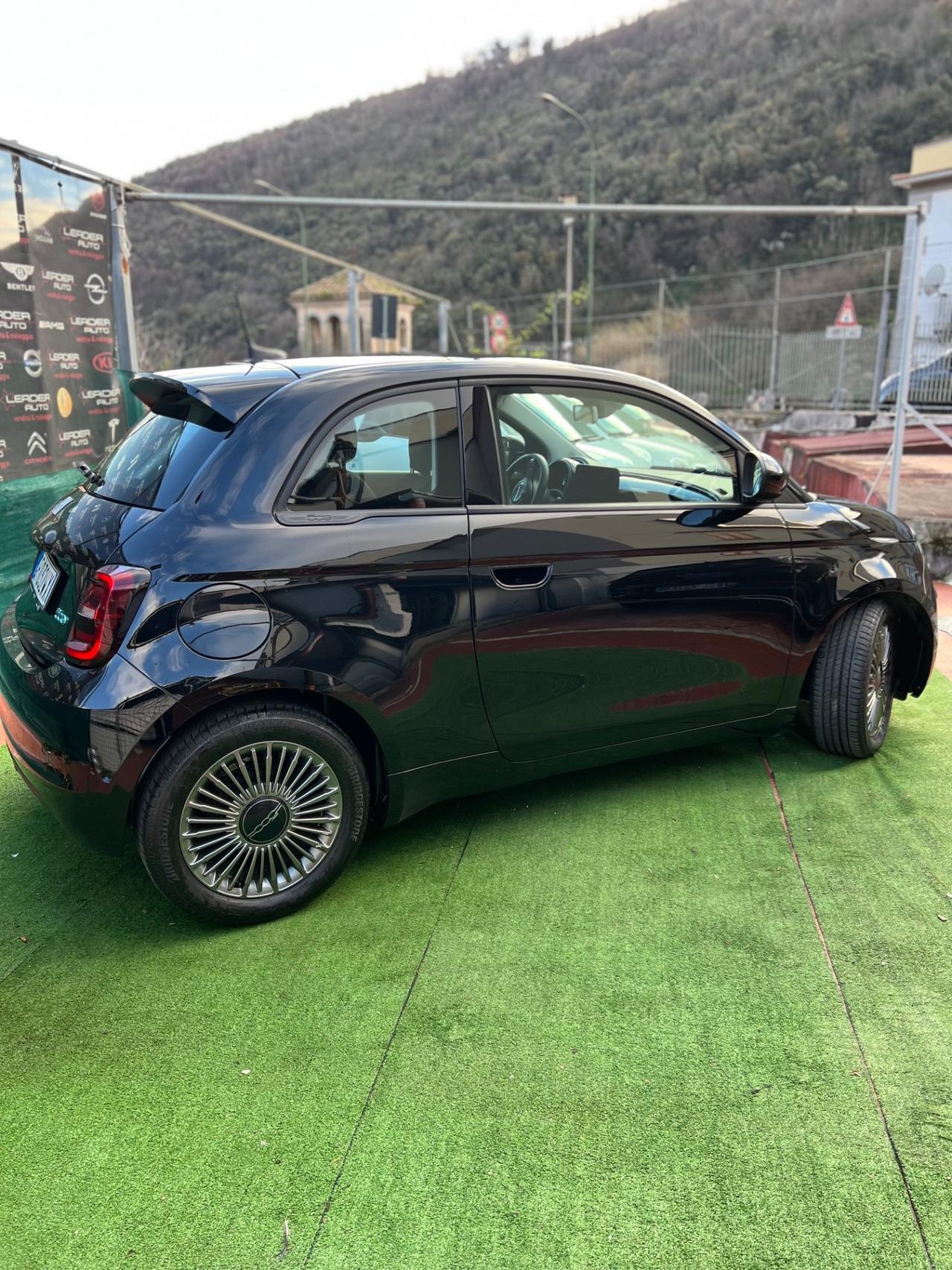 Fiat 500e 42 kWh La Prima Berlina Tetto Panoramico