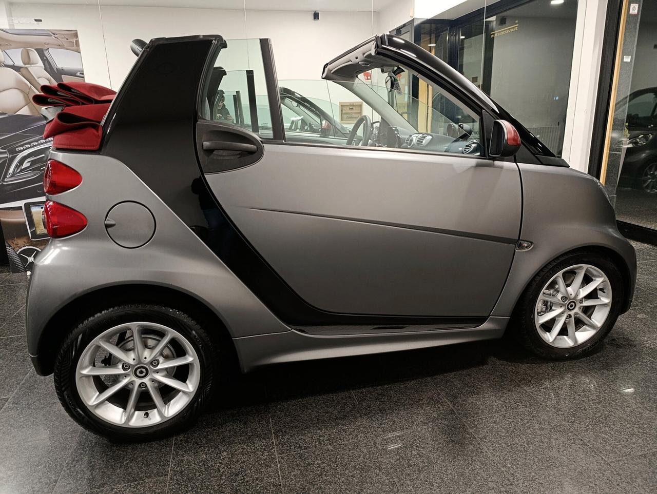 Smart ForTwo 1.0 71cv MHD cabrio passion Grey Opaco capote rossa