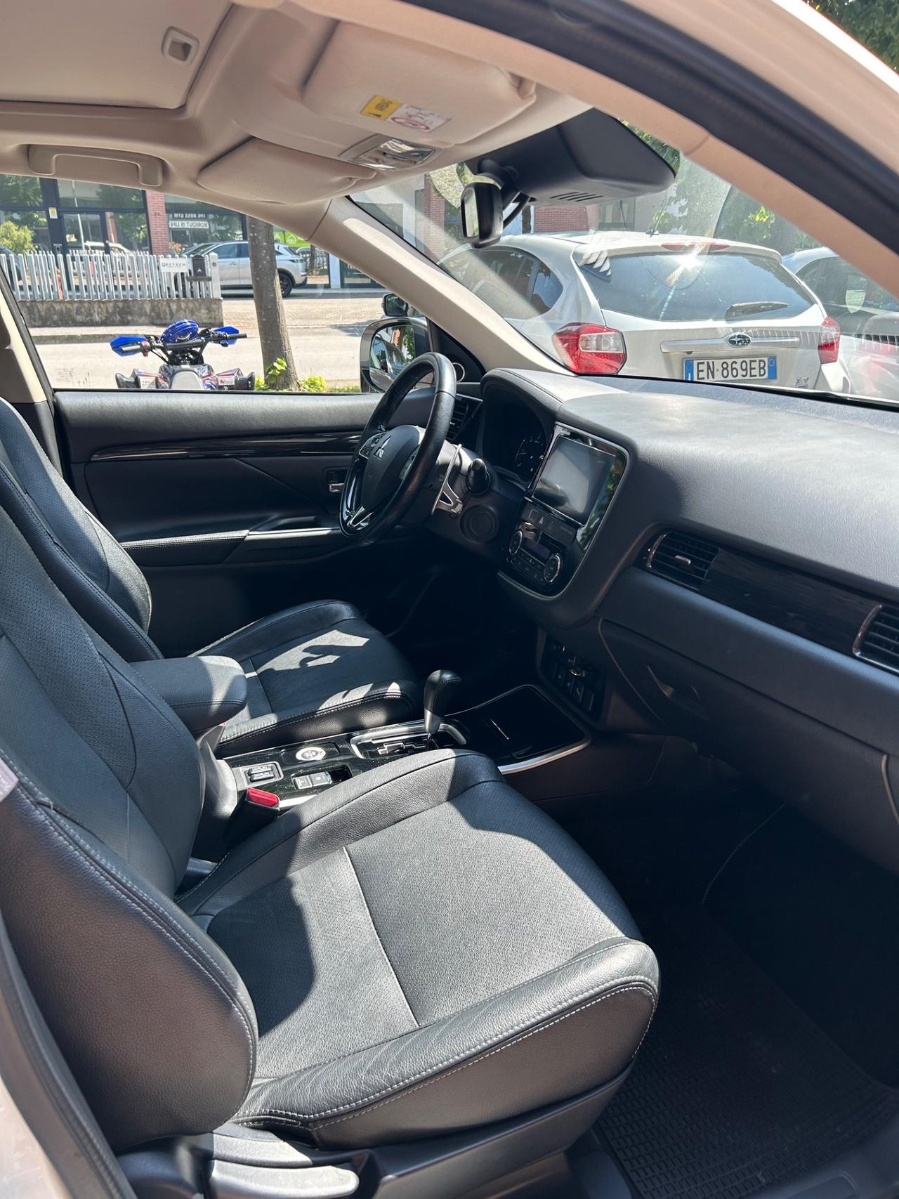Mitsubishi Outlander 2.2 DI-D 4WD Instyle Plus SDA 7 posti