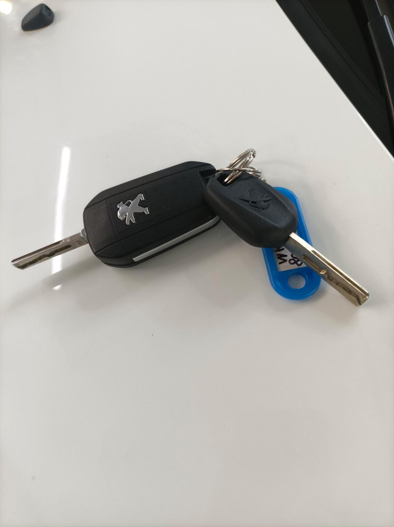 Peugeot 208 1.2 VTi 82 CV Allure DISTRIB NUOVA!!