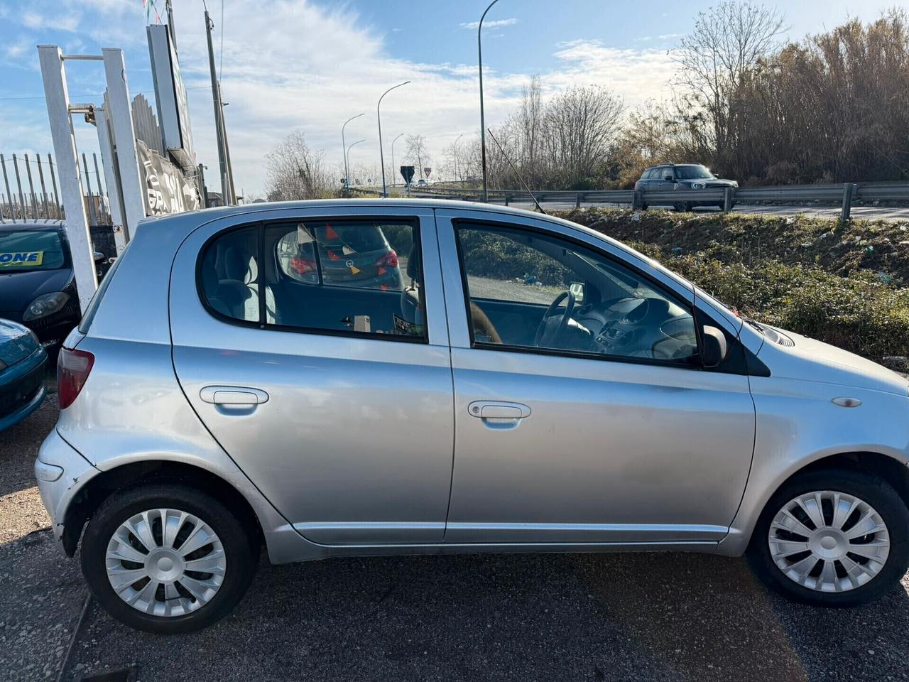 Toyota Yaris 1.0i 16V cat 5 porte Sol