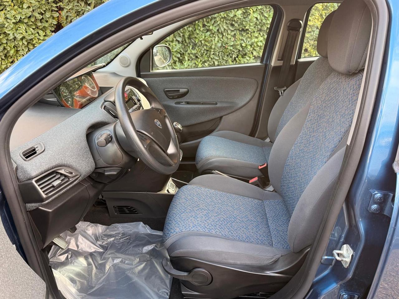 Lancia Ypsilon 1.0 FireFly 5 porte S&S Hybrid Silver